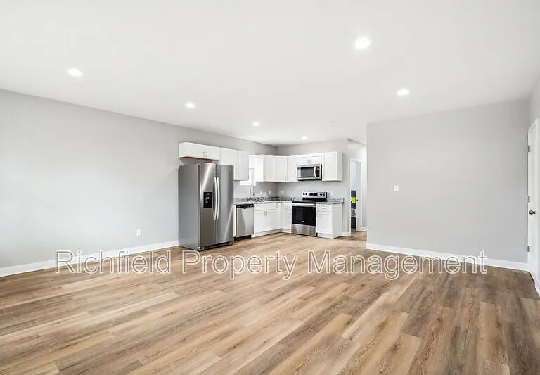 2034A E Maryland St — Photo 9
