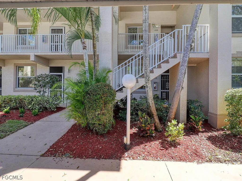 2 bed, 2.0 bath, 1237 sqft, $4,200 — Photo 2