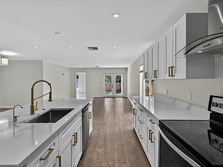 410 NE 34th St — Photo 11