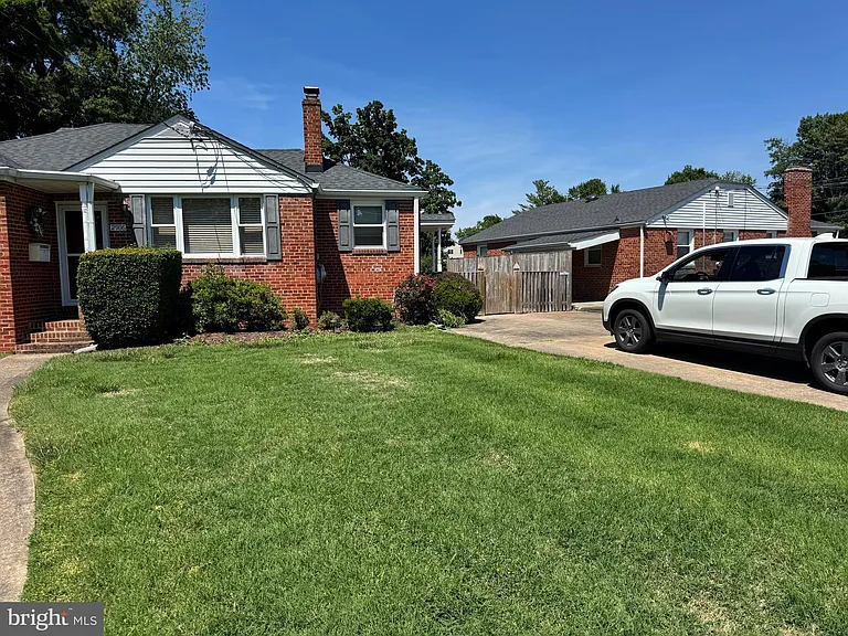 2906 Breezy Ter — Photo 2
