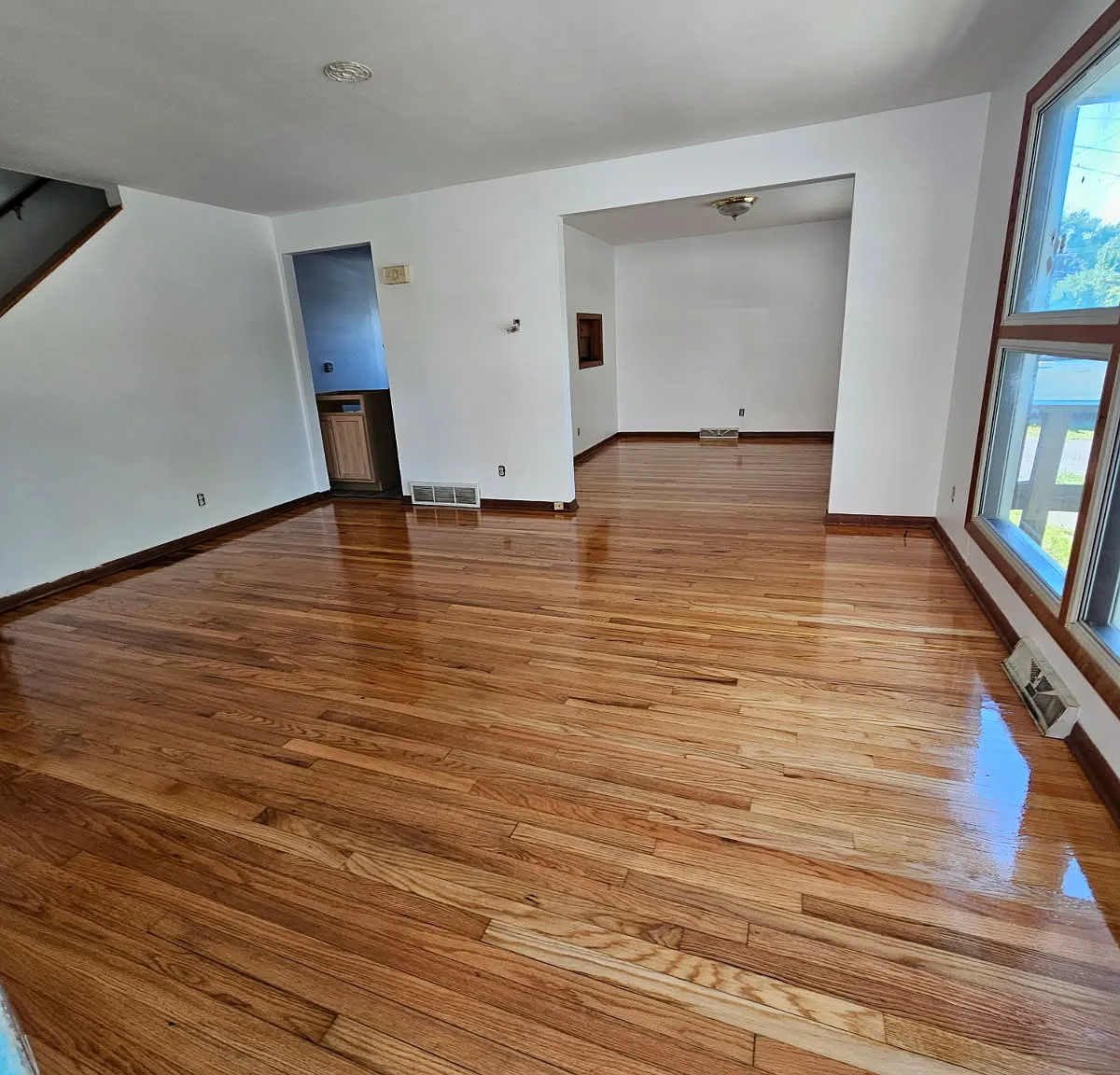 3 bed, 2340 sqft, $1,500 — Photo 2