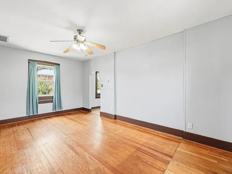 511 W Schirmer St #2F — Photo 9