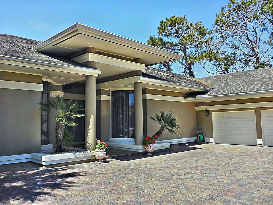 Front of Home w/courtyard