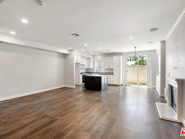 7124 Farralone Ave #101 — Photo 2