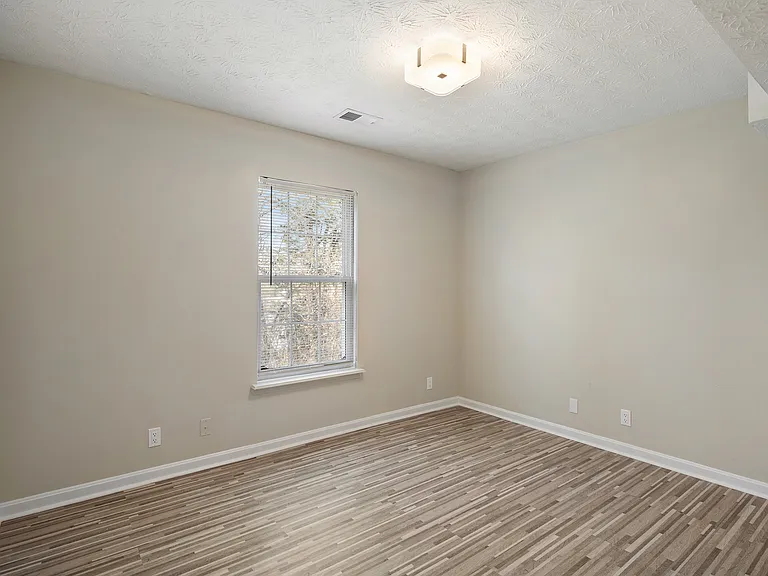Green Valley Apartments — Photo 38