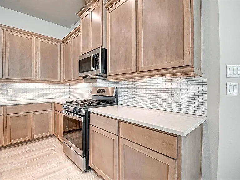 311 N Spotted Fern Dr — Photo 2