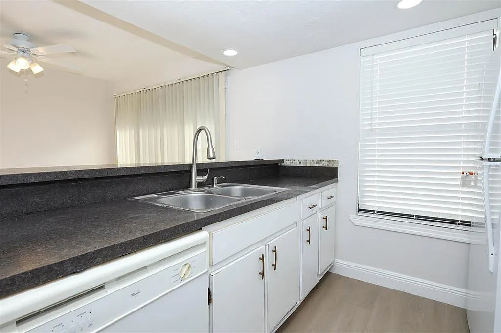 2 bed, 1.5 bath, 1164 sqft, $1,625 — Photo 4