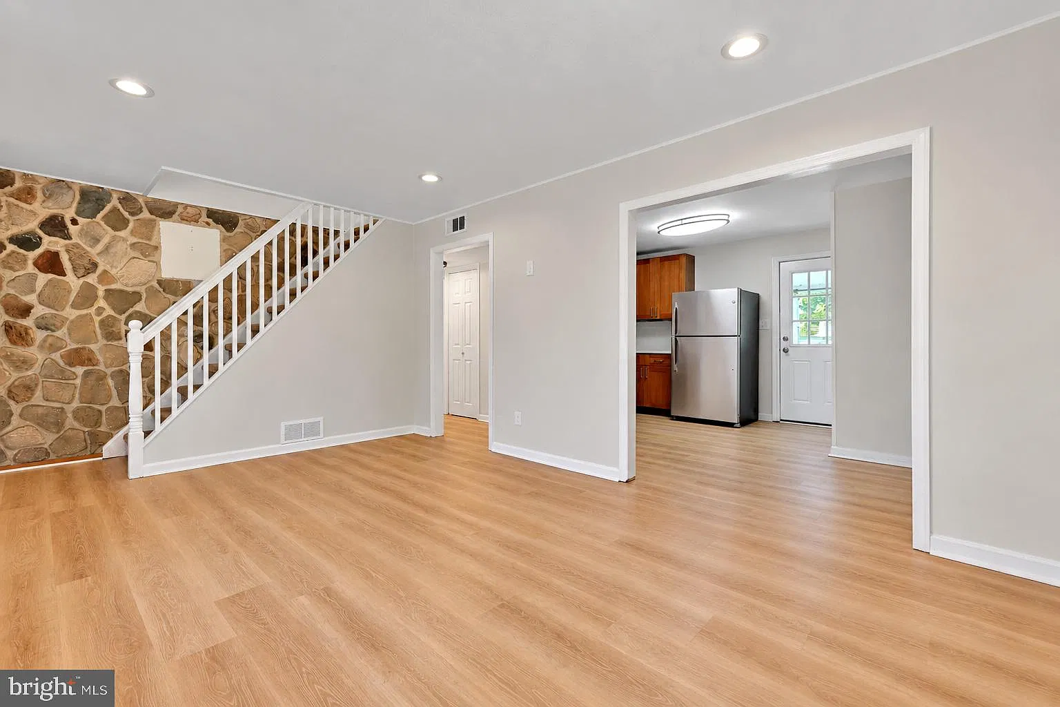 4 bed, 1.0 bath, 1075 sqft, $3,000 — Photo 3