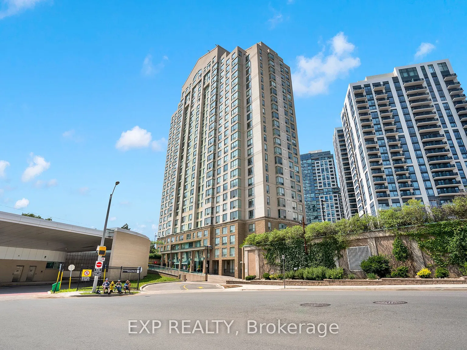 101 Subway Cres — Photo 2