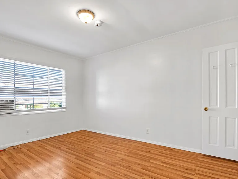 651 Midvale Ave — Photo 14