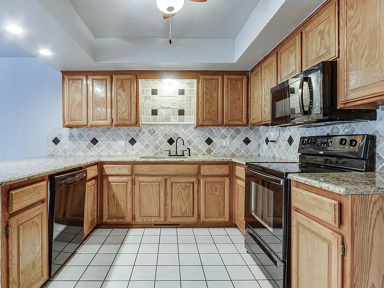 13813 Fairhill Ave — Photo 15
