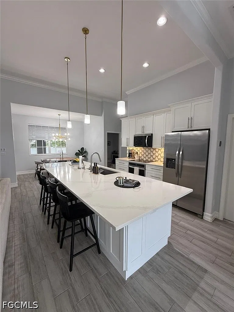 3 bed, 2.0 bath, 1882 sqft, $2,200 — Photo 2