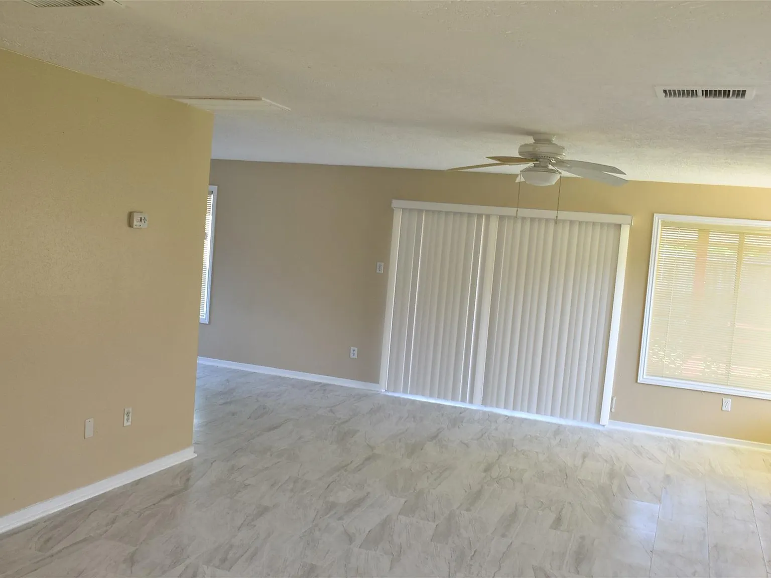 4 bed, 2.5 bath, 2024 sqft, $2,300 — Photo 2