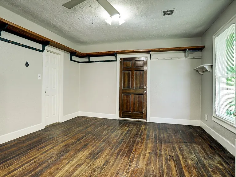 523 E Mulberry St — Photo 6
