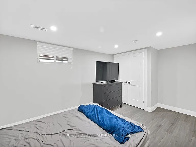 493 Queen Victoria Dr #B — Photo 17