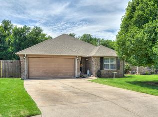 805 Castle Rock Ln, Mustang, OK 73064