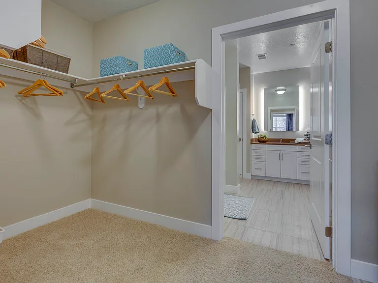 Incline at Anthem - 55+ Active Adult Apartment Homes — Photo 17