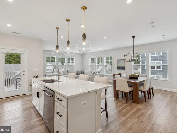 21630 Hawksbill High Cir #302, Sterling, VA 20164