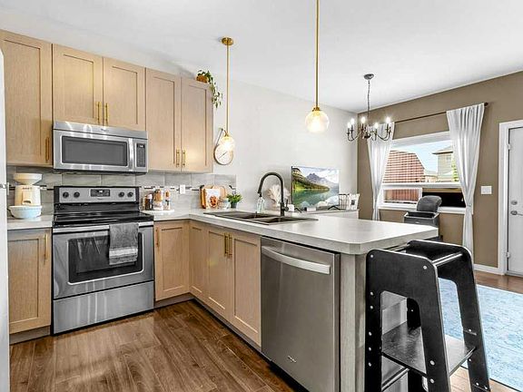 4th image of 125 NE Henderson Cres