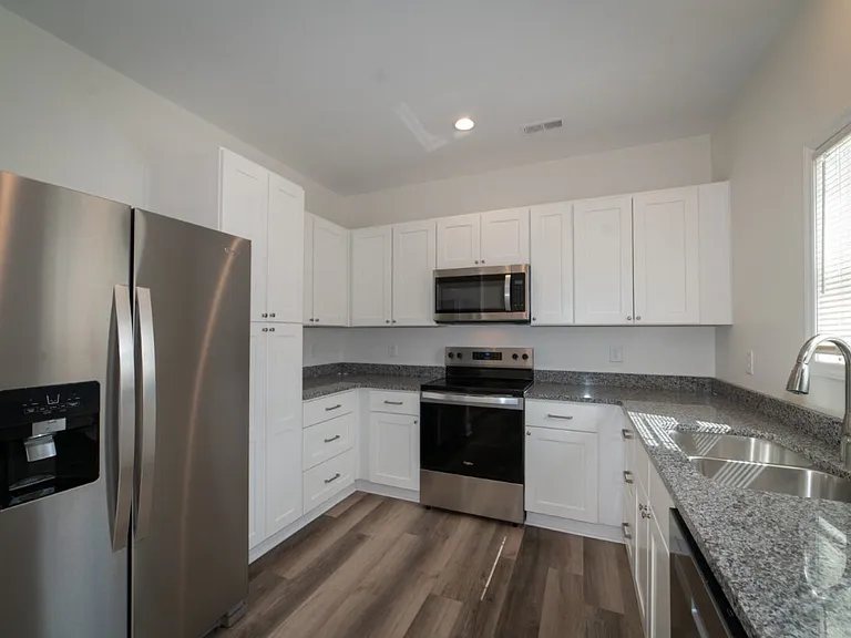 Midway Townhome — Photo 10