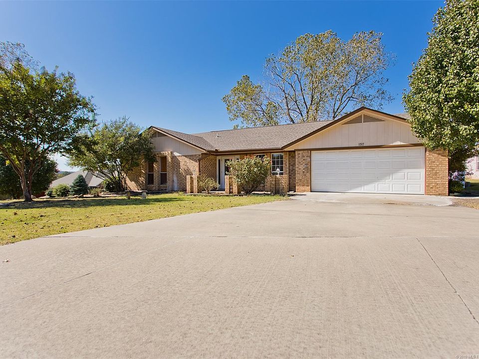 1st image of 1317 Lakehurst Dr