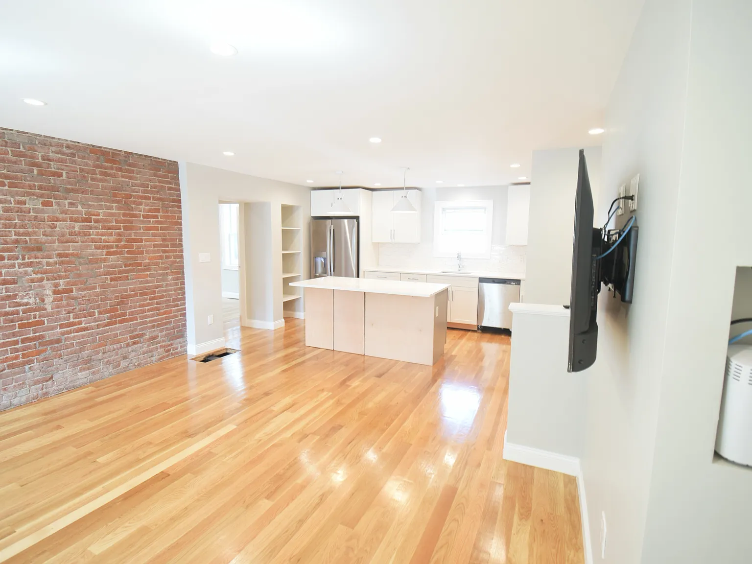 5 bed, 1800 sqft, $5,999 — Photo 4