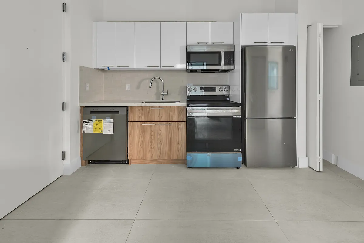 Building Photo - 530 SW 11th Ave #303