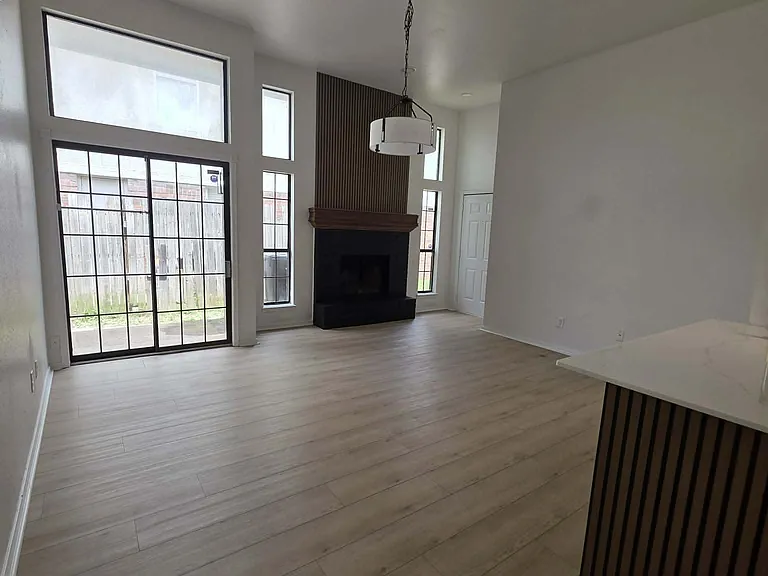 2307 N Lincoln Ave — Photo 3