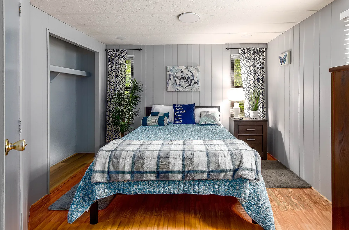 Queen bed - 154 Kyles Oak Dr