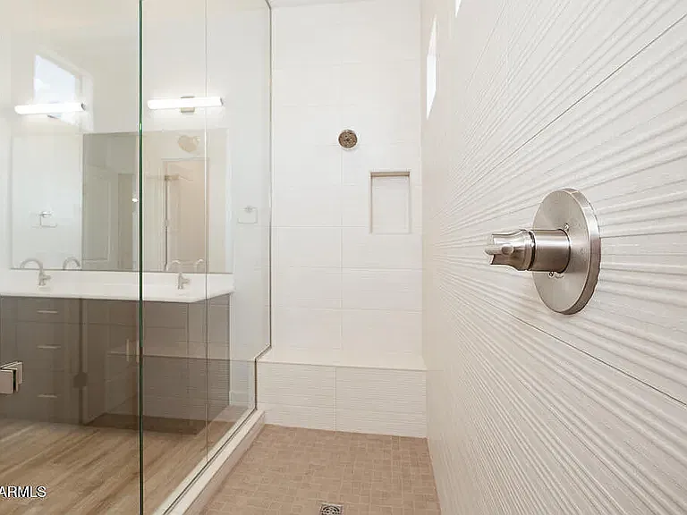 4 bed, 2215 sqft, $2,595 — Photo 3