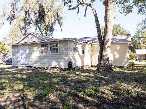 5th image of 890 NE Lake Dr