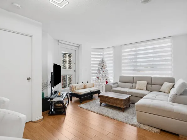 828 Agnes St #1402, New Westminster, BC V3M 6R4