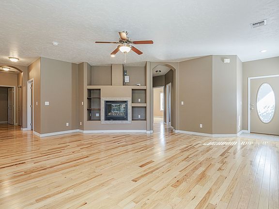 3rd image of 461 Chatfield Dr