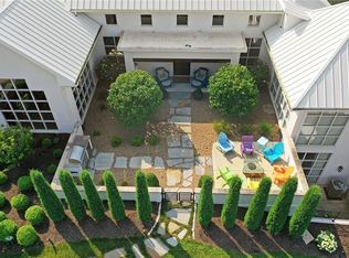 6949 Watsons Country Ln, Parkville, MO 64152