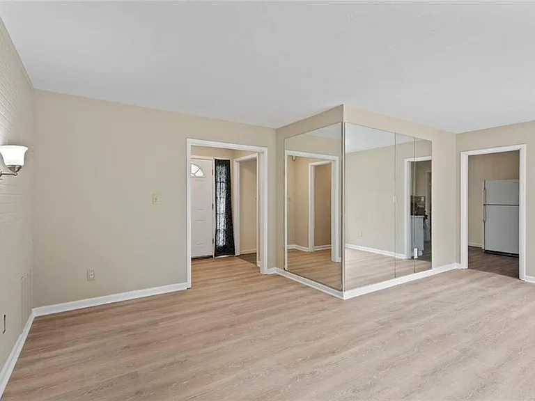1201 Shoreham Dr — Photo 4