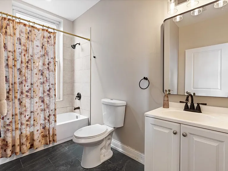 1946 S Racine Ave #3R — Photo 8