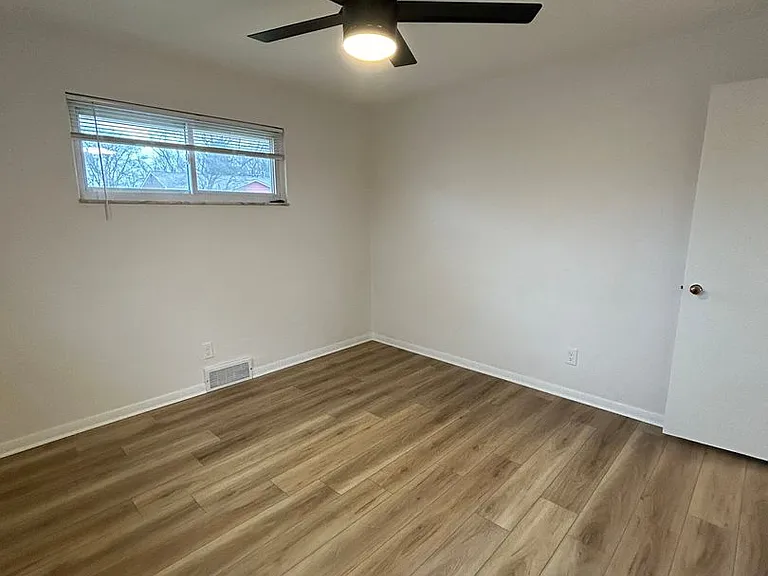 506 Crescent Boulevard Ext — Photo 42