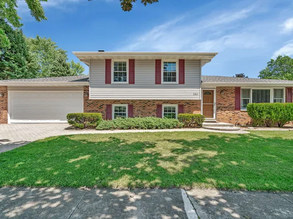 220 Shabbona Dr, Minooka, IL 60447