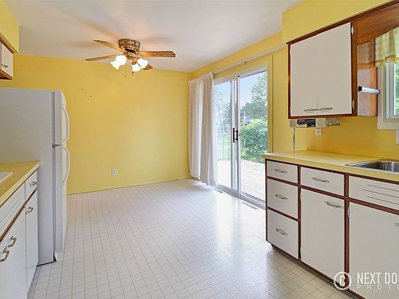 Eat in area in the kitchen