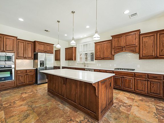 3rd image of 560 Aspen Dr