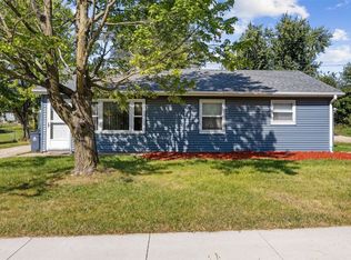 3711 Oakland Rd NE, Cedar Rapids, IA 52402