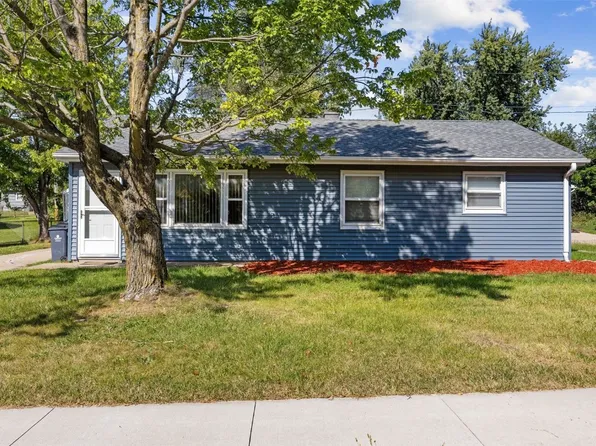 3711 Oakland Rd NE, Cedar Rapids, IA 52402