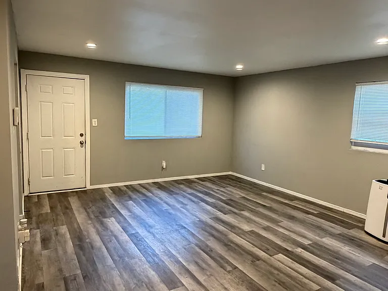 20501 Northlawn St — Photo 13