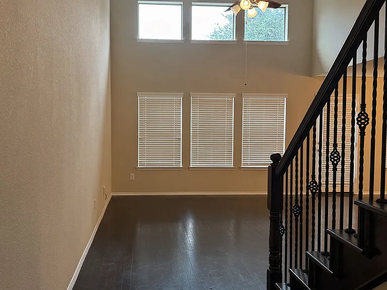 333 Phoebe Dr — Photo 2