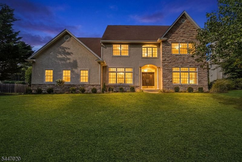 1st image of 7 Coggins Ln
