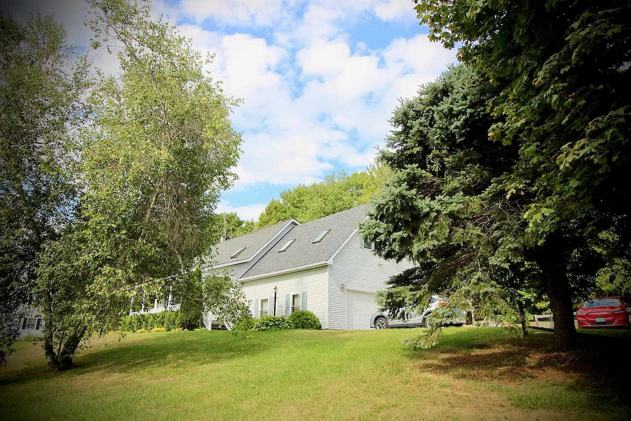 3 bed, 2.5 bath, 2300 sqft, $2,500 — Photo 2