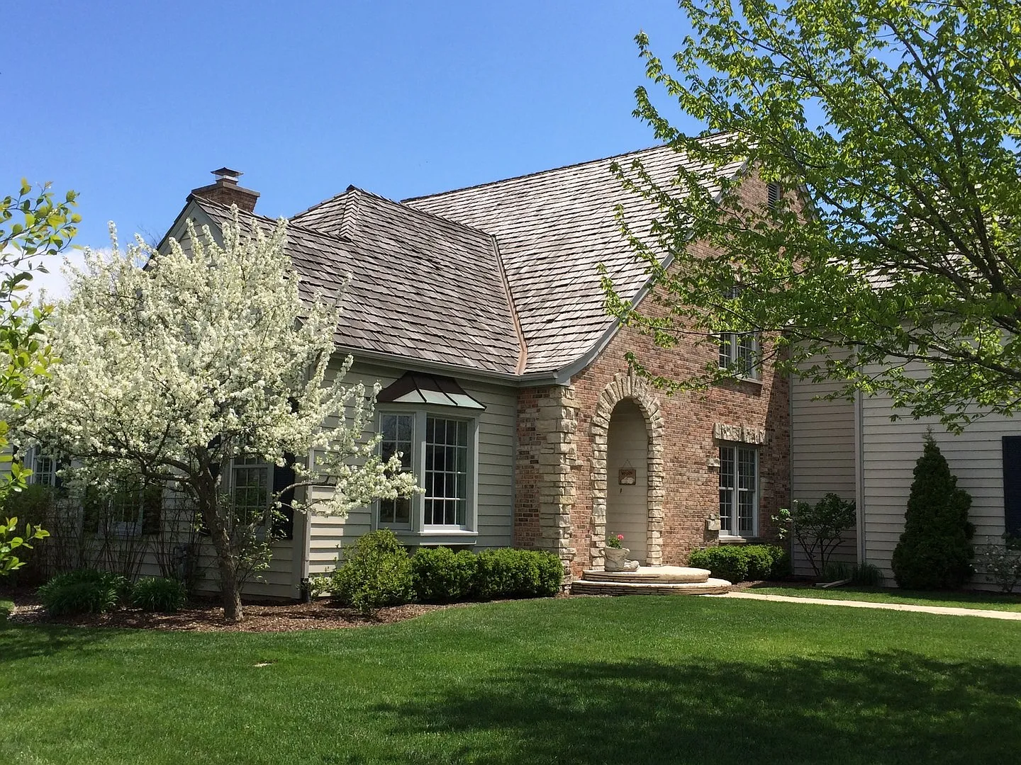 335 Edgefield Ln photo 1
