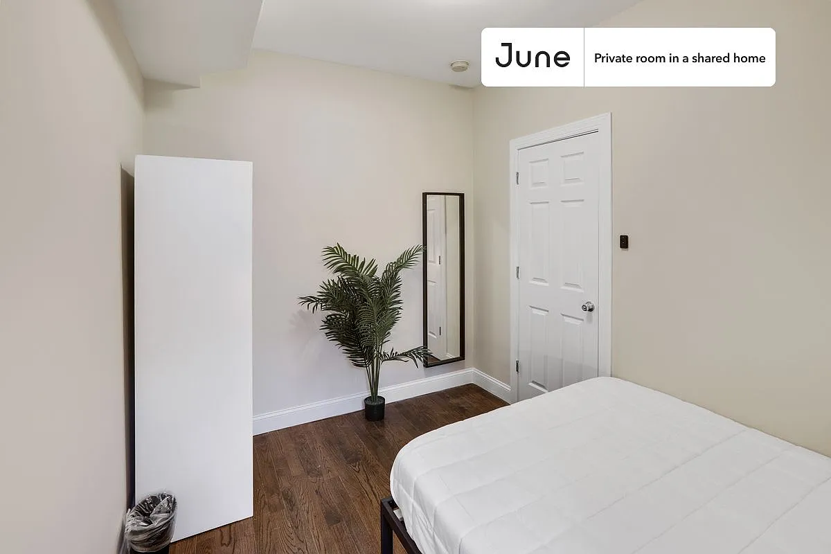 Queen bedroom in 3 bed/2.5 bath home in Columbia Heights #878 A — Photo 2