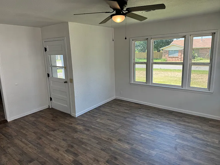 408 W Henderson St — Photo 12