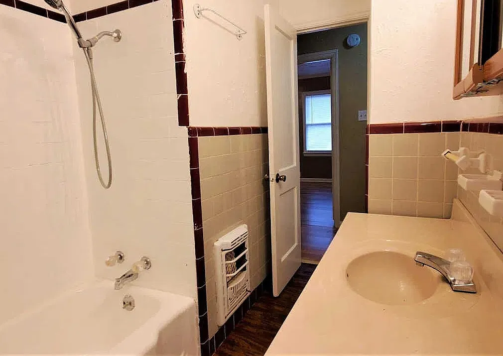 3 bed, 900 sqft, $1,200 — Photo 2